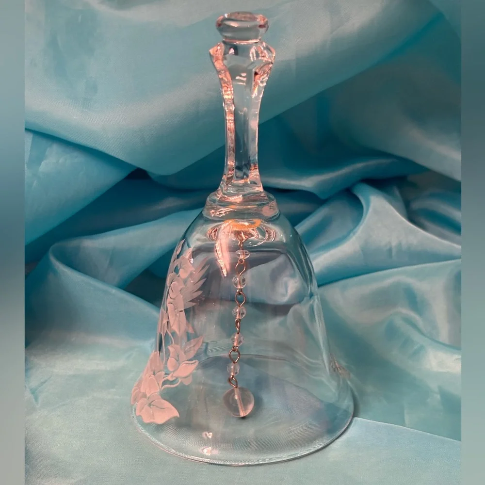 Vintage Avon 24% Full Lead Crystal Dinner Bell with Hummingbird and Flowers - Picture 3 of 13